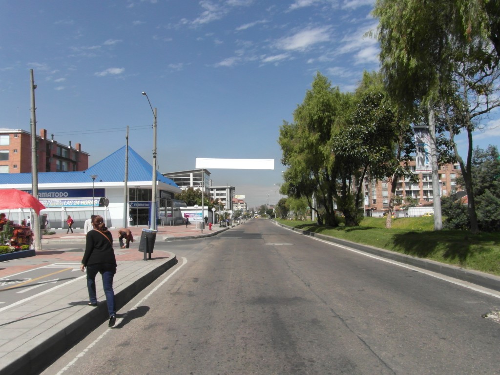 Calle 127, usually full of cars Calle 127, usually full of cars