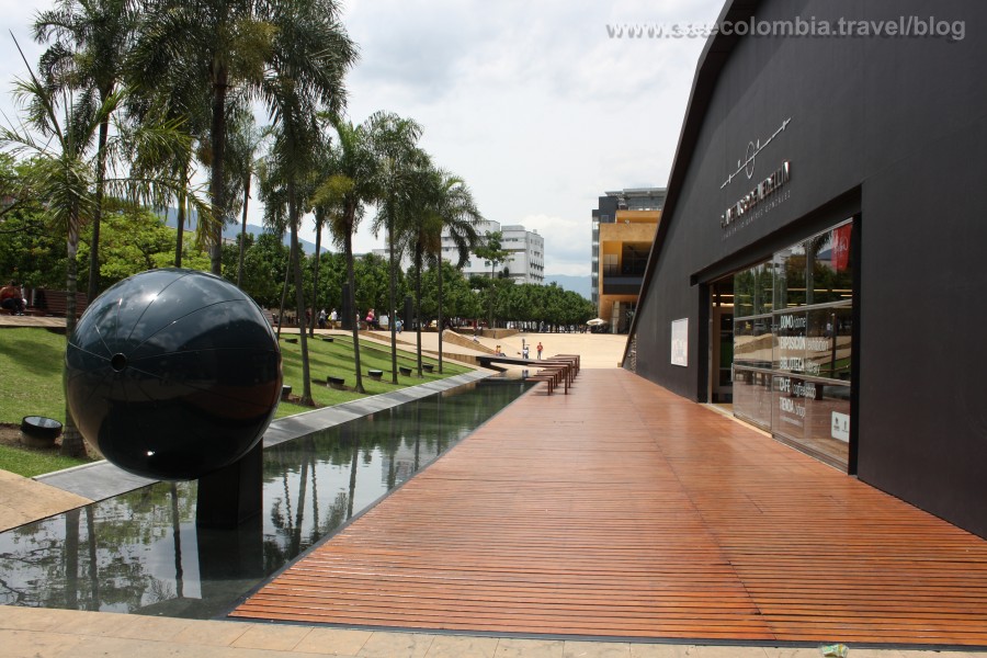 El Planetario, ubicado al otro costado del Parque Explora y el Jardín Botánico.