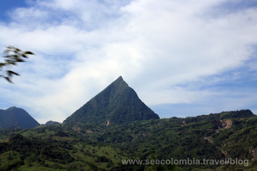 Un Paisaje increíble que encontramos camino a Jardín desde Medellin conocido como el Cerro Tusa.