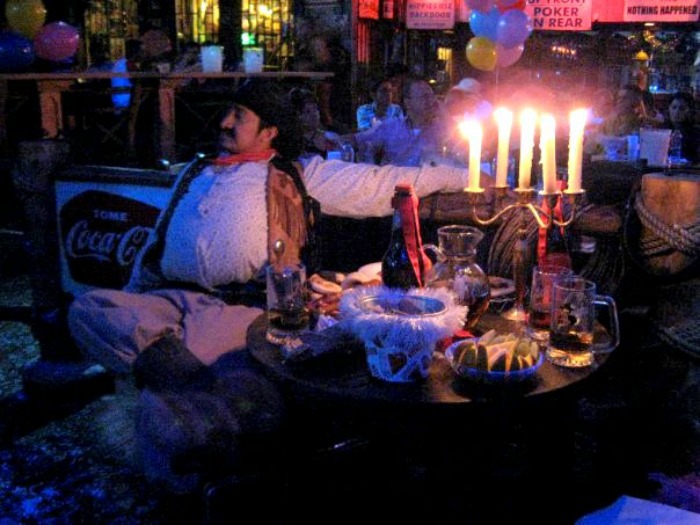 This sort of thing is the norm at Mangos. Just so you´re prepared.