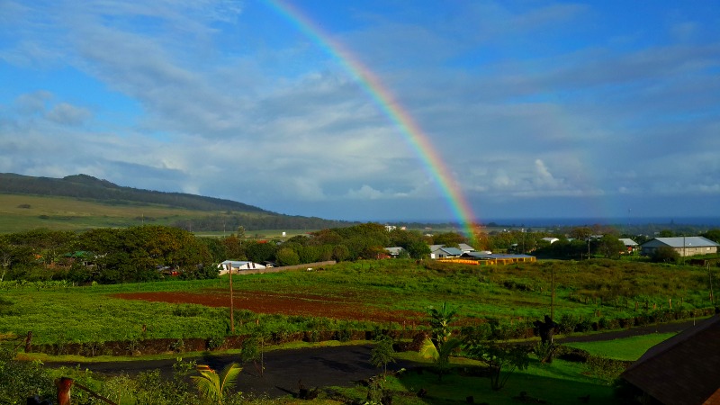 Rapa Nui , Isla de Pascua bajo un arco iris