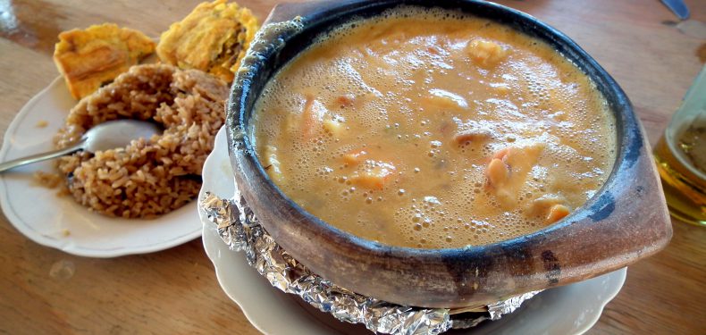 cazuela de mariscos colombia